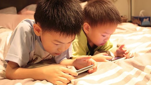 Trẻ mắc bệnh tăng động giảm chú ý do xem nhiều điện thoại