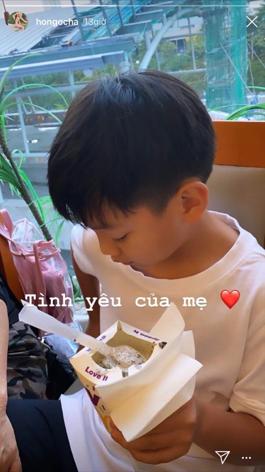 Mới đây, Hồ Ngọc Hà đăng tải hình ảnh Subeo đang vui vẻ ngồi ăn kem cùng dòng chú thích đầy yêu thương: 