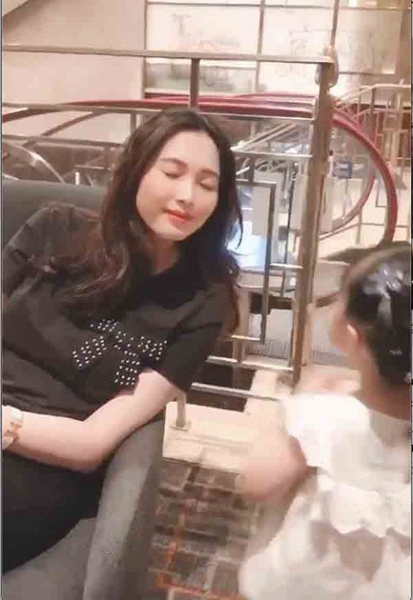 Mới đây, trong một đoạn clip ghi lại cảnh con gái đang chơi đùa, Đặng Thu Thảo vô tình lọt vào chung khung hình. Dễ dàng nhận ra, khuôn mặt