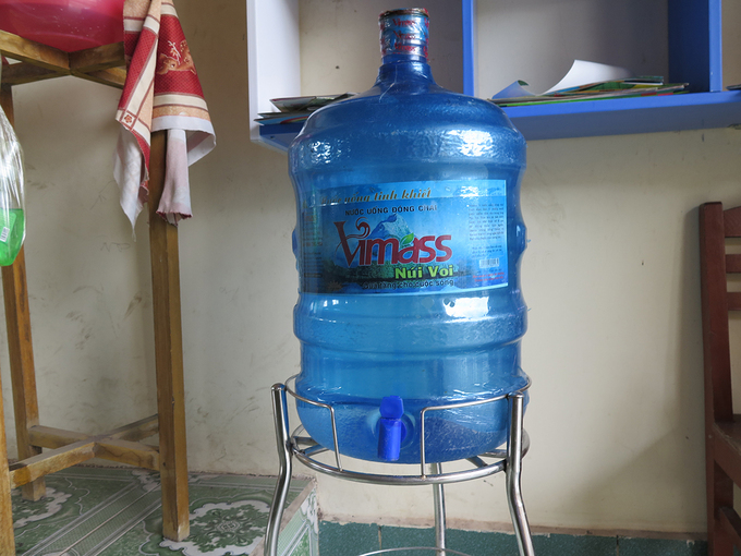 Một số trường tiểu học trên địa bàn huyện An Lão đã mua loại nước uống đóng bình này để phục vụ cán bộ, nhân viên và học sinh.