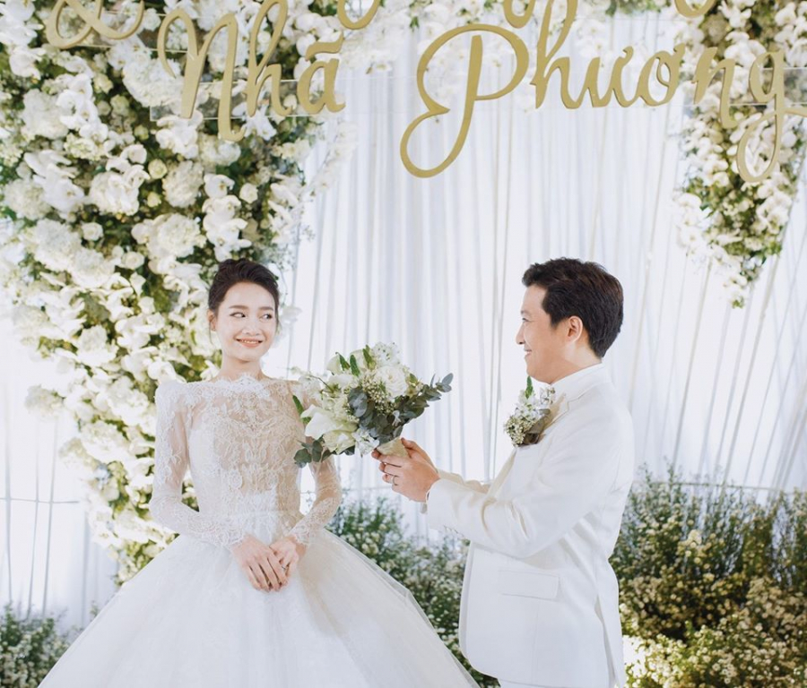 Mới đây, trọn bộ ảnh trong lễ cưới của Trường Giang - Nhã Phương chính thức được tung ra khiến nhiều người hâm mộ không khỏi trầm trồ bởi hạnh phúc viên mãn của “Mười Khó” và bà xã xinh đẹp. Vốn là cặp đôi hạn chế cho báo chí tác nghiệp, khách mời tham dự hầu hết là các nghệ sĩ thân thiết, người thân trong gia đình và bạn bè. Có lẽ vậy, bộ ảnh cưới dù đã có gần 2 năm trước vẫn trở nên “hot” khi được chia sẻ lại.