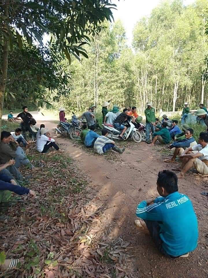 Người dân tham gia tìm kiếm em Đô (Ảnh: Báo Tổ Quốc)