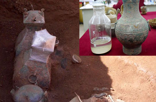 Chiếc bình cổ đựng chất lỏng kỳ bí, được chôn giấu trong hầm mộ cổ có niên đại khoảng 2.000 năm.
