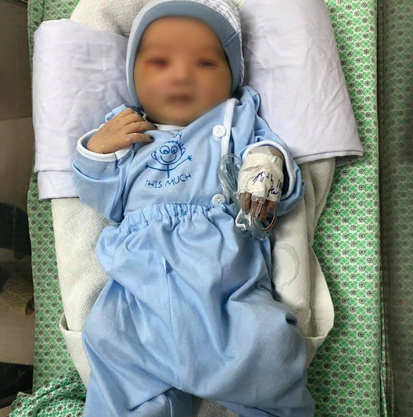 Bé trai sơ sinh bị mẹ bỏ rơi dưới hố ga đã có thể mở mắt sau 3 ngày được các y bác sĩ Bệnh viện Đa khoa Xanh Pôn chăm sóc.