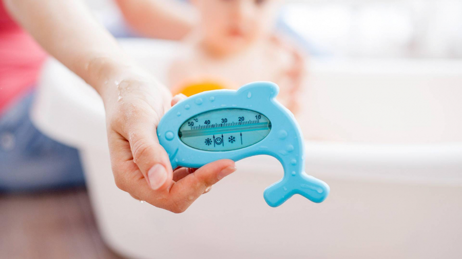 Mức nhiệt lý tưởng của nước cho trẻ tắm là 37-38 độ C.