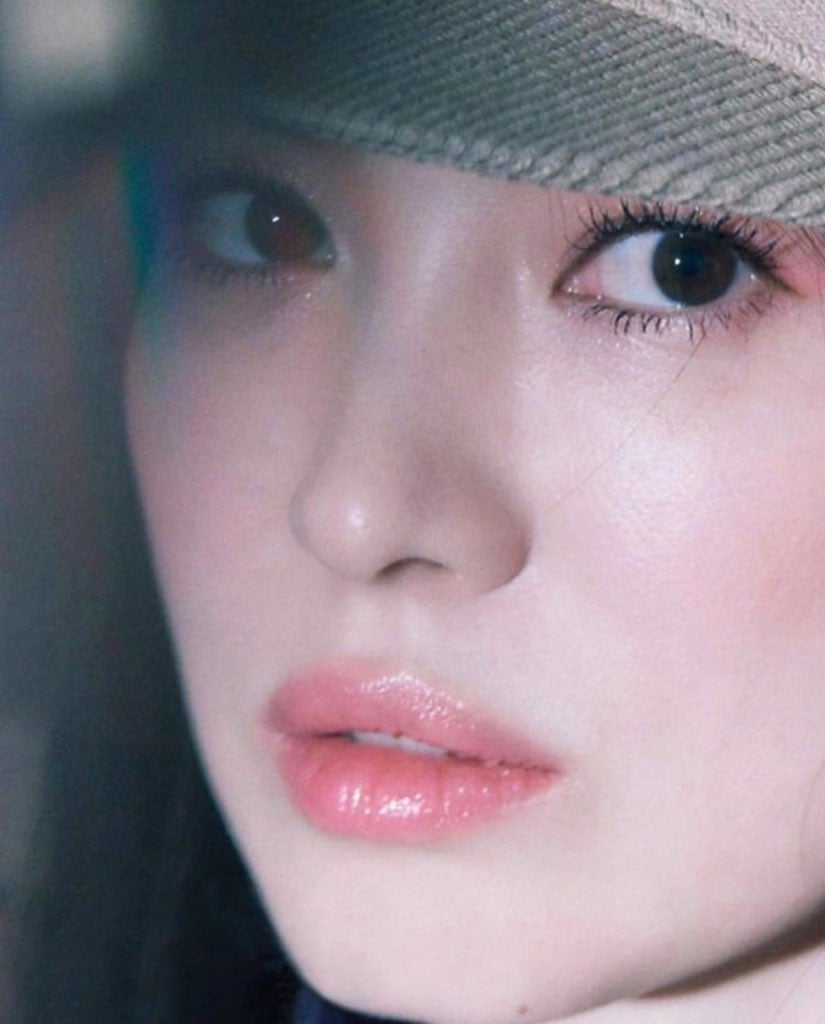 Song Hye Kyo thể hiện đẳng cấp nhan sắc không tuổi cùng kiểu gtrang điểm blink blink này. Kiểu trang điểm tôn lên nét đẹp tự nhiên của nữ minh tinh với điểm nhấn là phần phấn mắt nhũ cực trẻ trung, phấn má hồng baby giúp vẻ ngoài tràn đầy sức sống và cuối cùng là đôi môi hồng anh đào đẹp hết phần thiên hạ.