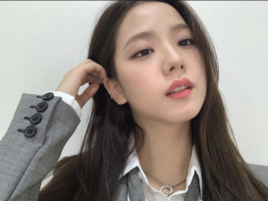 Cuối cùng là son môi. Jisoo nổi tiếng với đôi môi trái tim chúm chím xinh đẹp vậy nên cô có thể hợp với rất nhiều kiểu, màu son. Với kiểu trang điểm này Jisoo chọn cho mình chất son lì tiệp môi màu hồng san hô ngọt ngào nhưng rất tôn da.