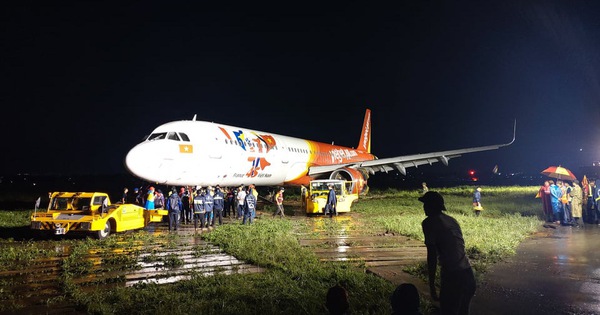 Sự cố khiến cho sân bay Tân Sơn Nhất phải tạm dừng hoạt động để kéo chiếc máy bay này về lại sân đỗ