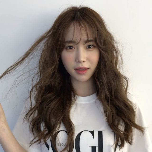 Xoăn wavy chính là kiểu tóc dành riêng cho những nàng tóc mỏng. Xoăn wavy chính là xoăn sóng ngang được rất nhiều người yêu thích bởi hiệu ứng thẩm mỹ mà nó mang lại.