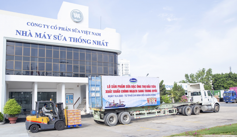 Lô sữa đặc Ông Thọ được Vinamilk xuất khẩu đi Trung Quốc trong tháng 4/2020