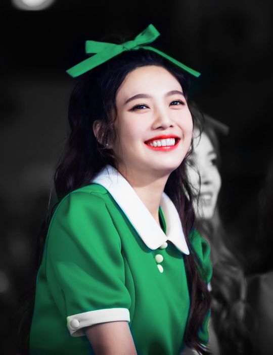 Joy (Red Velvet) ngay từ khi ra mắt đã nổi đình đám với nụ cười hở lợi tươi hơn hoa của mình. Người hâm mộ nói nụ cười của cô cùng cảm giác năng lượng mà cô đem lại y như cái tên của cô vậy - Joy ( niềm vui)