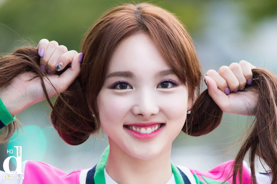 Chị cả nhà Twice Nayeon vốn sở hữu nụ cười gummy cực tươi tắn và xinh đẹp cùng răng thỏ chính là thương hiệu riêng của cô. 