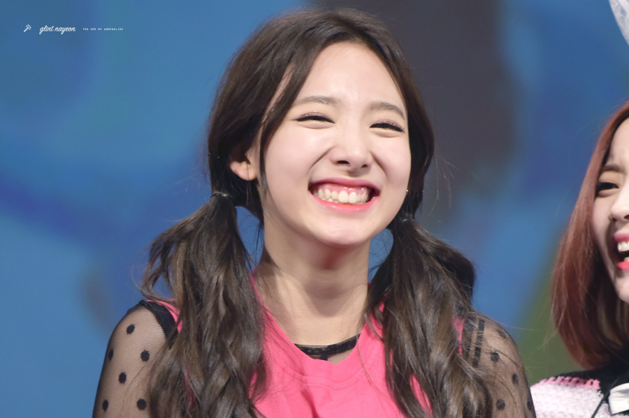 Naeyeon cười rất tươi tắn, rạng rỡ và xinh đẹp. Hơn nữa nhìn cô lúc nào cũng tràn đầy năng lượng với nụ cười thường trực trên môi.