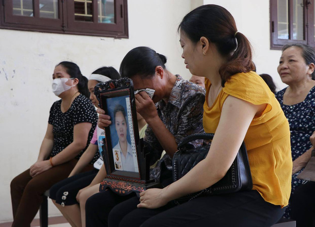 Rất đông người nhà nạn nhân đang có mặt chờ phiên tòa xét xử