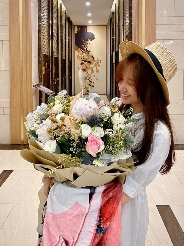 Mới đây, nhân dịp bà xã Hari Won bước sang tuổi mới, Trấn Thành từ sớm đã hạnh phúc chia sẻ hình ảnh Hari Won cười tươi rói khi nhận được món quà từ anh. 