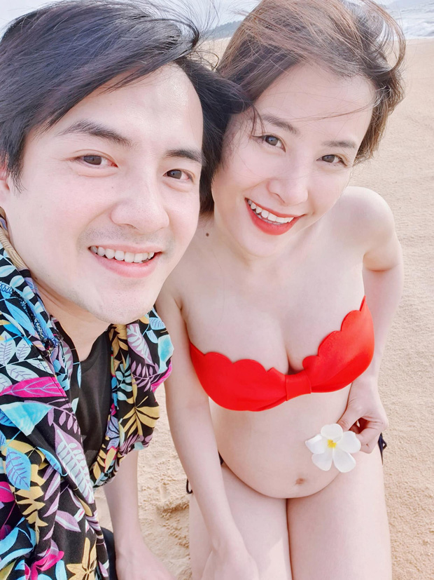 Mới đây nhất, Đông Nhi lần đầu đăng ảnh mặc bikini ở tháng thứ 5 của thai kỳ. Cô viết: 