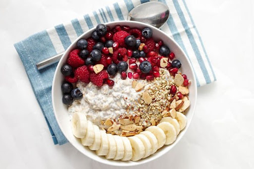 Bữa sáng kết hợp giữa yến mạch, sữa và các loại hoa quả giúp bạn nạp năng lượng cho cơ thể mà không sợ béo.