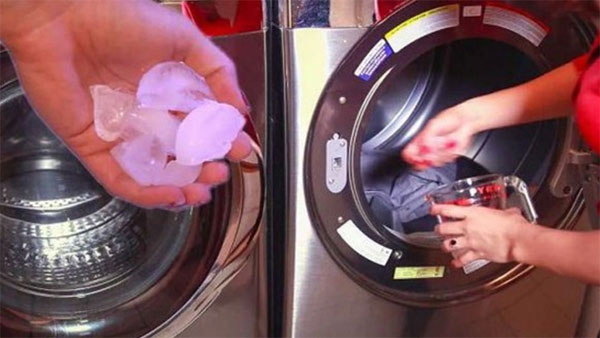 Bỏ vài viên đá vào máy giặt giúp quần áo thẳng như mới là ủi