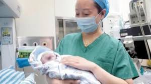 Bé Tongtong ra đời sau 10 năm từ phôi thai đông lạnh