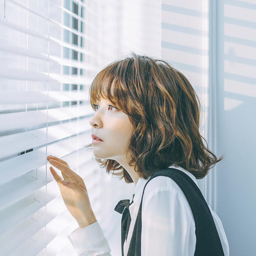 Vậy nhưng chỉ để tóc ngắn sẽ hơi nhàm chán nên để vẻ ngoài thêm xinh đẹp, thời thượng mà vẫn ngọt ngào thì hãy kết hợp với kiểu xoăn sóng lơi nhẹ nhàng này nhé