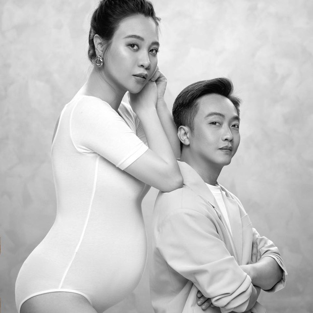 Nhiều lần vướng nghi vẫn đã có con đầu lòng nhưng Đàm Thu Trang liên tục giấu bụng và không lên tiếng về vấn đề này. Mới đây, không để người hâm mộ phải chờ đợi lâu hơn nữa, Đàm Thu Trang đã chính thức xác nhận đang mang thai con đầu lòng bằng một hình ảnh khoe rõ bụng bầu đã rất to bên cạnh ông xã Cường Đô La.