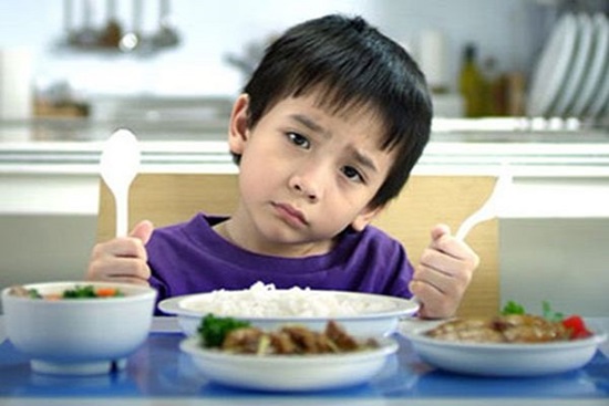 Sai lầm của cha mẹ khiến bé càng ngày càng lười ăn