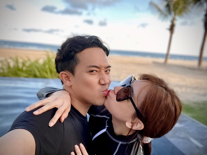 Trên trang cá nhân, Hari Won vừa đăng tải loạt khoảnh khắc khóa môi cực tình tứ bên ông xã dưới hồ bơi khiến dân tình không khỏi thích thú. Nữ ca sĩ còn tiết lộ một điều đặc biệt của cả hai sau 4 năm bên nhau.“Thương chồng. Lần đầu đi bơi với chồng sau 4 năm yêu nhau”, cô hạnh phúc chia sẻ. Từ ngày kết hôn, Hari Won luôn được Trấn Thành chăm sóc và cưng chiều hết mực, cô luôn được xếp vào danh sách những mỹ nhân “số hưởng” của Vbiz.