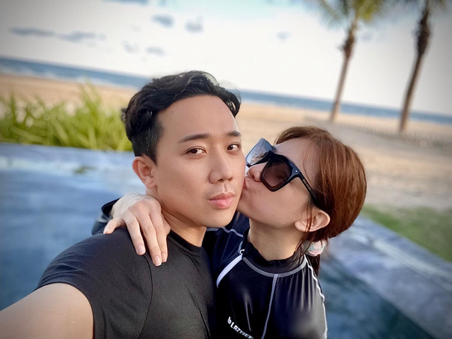 Hari Won tình tứ hôn má Trấn Thành tại hồ bơi.