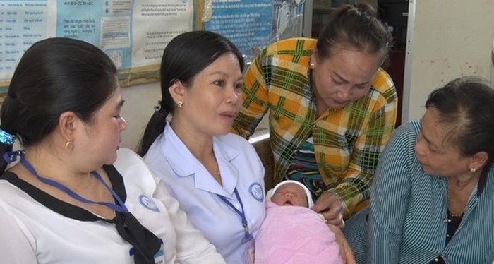 Hiện, bé gái sơ sinh đang được đội ngũ nhân viên y tế chăm sóc, theo dõi (Ảnh: Pháp Luật VN)