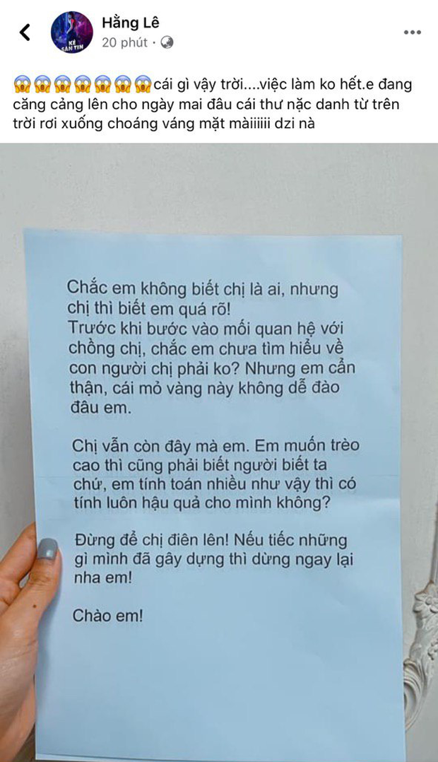 Mới đây, Minh Hằng bất ngờ đăng tải bức thư nặc danh bị tố cáo là “con giáp thứ 13” gây hoang mang dư luận. Theo nội dung bức thư được gửi đến, người này cho biết mình là vợ chính thất của người đàn ông mà Minh Hằng đang quen và yêu cầu cô phải chấm dứt ngay lập tức nếu không sẽ nhận cái giá đắt. Đáng bất ngờ nhất là phản ứng của nữ ca sĩ sau đó, cô không hiểu chuyện gì đang xảy ra. Cô khẳng định thêm có thể ai đó đã gửi thư sai địa chỉ và bất ngờ bị dính vào tai tiếng 