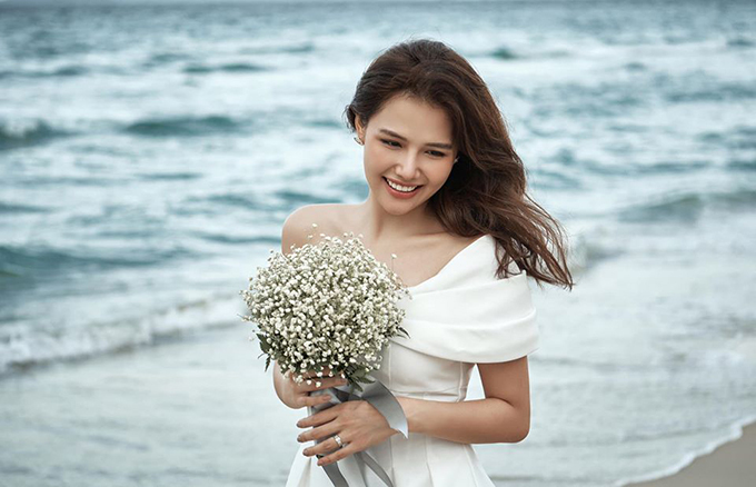 Nữ diễn viên khoe vẻ đẹp dịu dàng trong khung hình ở biển Đà Nẵng.
