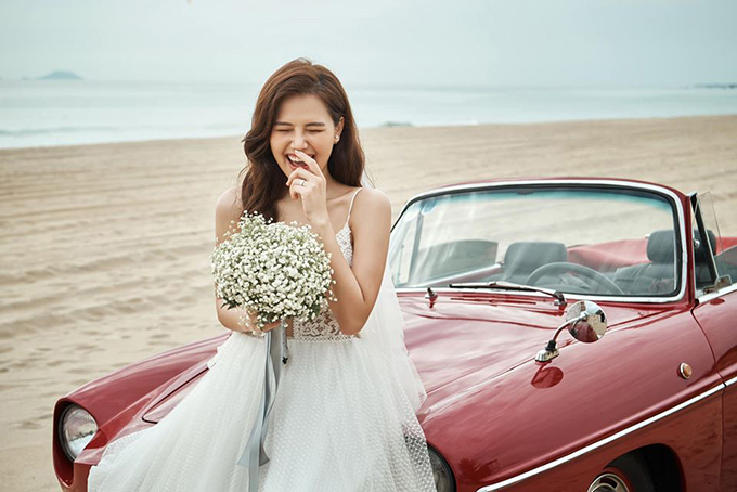 Vốn là dân mỹ thuật nên Phương Anh duy mỹ trong từng khuôn hình. Cô tự lên ý tưởng và làm stylist cho 8 concept trong bộ ảnh cưới của mình. Vợ chồng cô chụp ảnh tại hai địa điểm là Đà Nẵng và Đà Lạt.