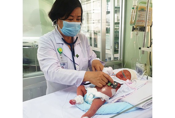 Bé sơ sinh đang được chăm sóc đặc biệt tại bệnh viện