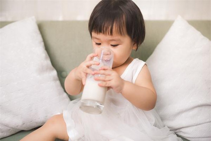 Chuyên gia chia sẻ: Thực hư việc cho trẻ uống nhiều sữa tươi gây thiếu máu?