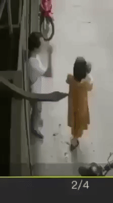 Hình ảnh cắt ra từ clip cho thấy cách hành xử thô lỗ của người đàn ông (Ảnh: Nhịp sống Việt)