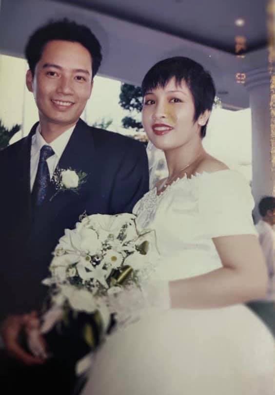 Hãy nhấn vào ảnh cưới xưa của ca sĩ Mỹ Linh để chiêm ngưỡng nhan sắc của cô dâu trẻ ngày nào. Bộ ảnh này được chụp từ 22 năm trước nhưng vẫn giữ được vẻ đẹp và tỏa sáng đến ngày hôm nay. Hãy để nụ cười của Mỹ Linh truyền cảm hứng cho bạn!