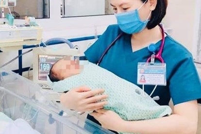 Bệnh viện Đa khoa Xanh Pôn cho biết vào khoảng 13h30 ngày hôm nay 29/06, em bé sơ sinh bị mẹ bỏ rơi dưới hố gas đã t.ử von.g.