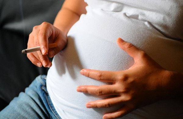 Khi mang thai mẹ bầu cần tránh xa khói thuốc lá