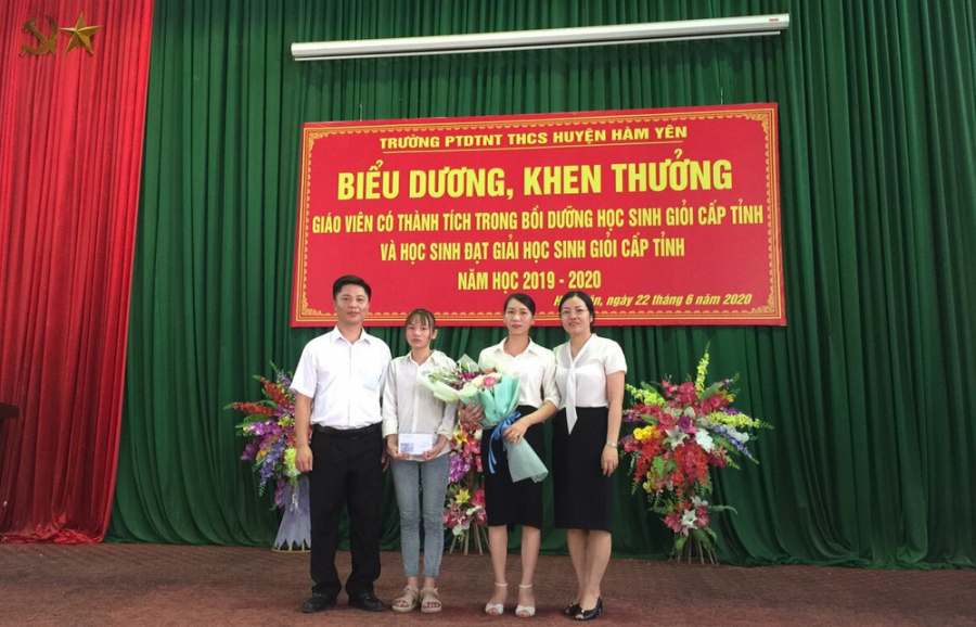 Thầy Tuyên cùng các giáo viên tặng hoa động viên em Lê Vân Anh (Ảnh VTV New)