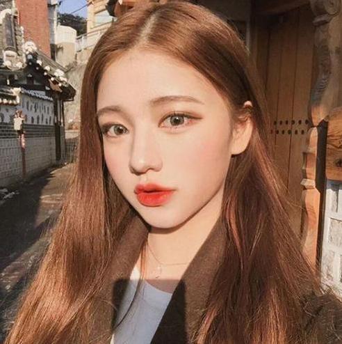 Nếu bạn nghĩ nâu ánh đồng hơi nổi bật hay hết thời rồi thì bạn đã nhầm to rồi đấy. Nâu ánh đồng chỉ ánh màu đồng có chút sắc cam khi ra nắng, còn khi ngồi trong ánh sáng trắng trong văn phòng thì nó sẽ là sắc nâu sáng giống như nâu hạt dẻ.