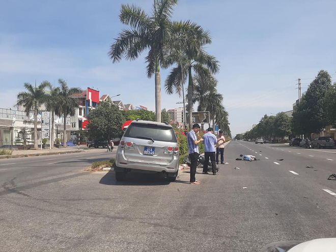 Gây chú ý là việc 3 người đàn ông trên chiếc xe kia thờ ơ bỏ mặc nạn nhân nằm giữa đường trong thời tiết nắng nóng mà không hề có động thái giúp đỡ, theo nhân chứng phản ánh (Ảnh: Tổ Quốc)