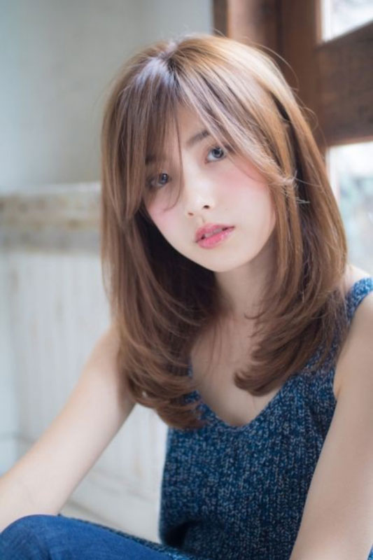 Nâu cà phê sữa là sắc nâu tương đối sáng nhưng vẫn là là tone màu ấm. Những nàng nào da đã sáng màu thì khi nhuộm màu này lên sẽ nhìn yêu luôn!