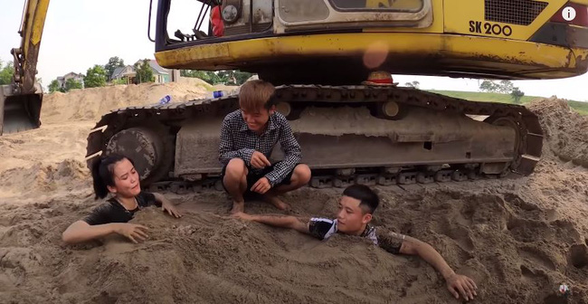 Hưng Vlog có clip đùa nhảm khi chôn hai em xuống dưới cát và thắp hương như hành động với người đã khuất.