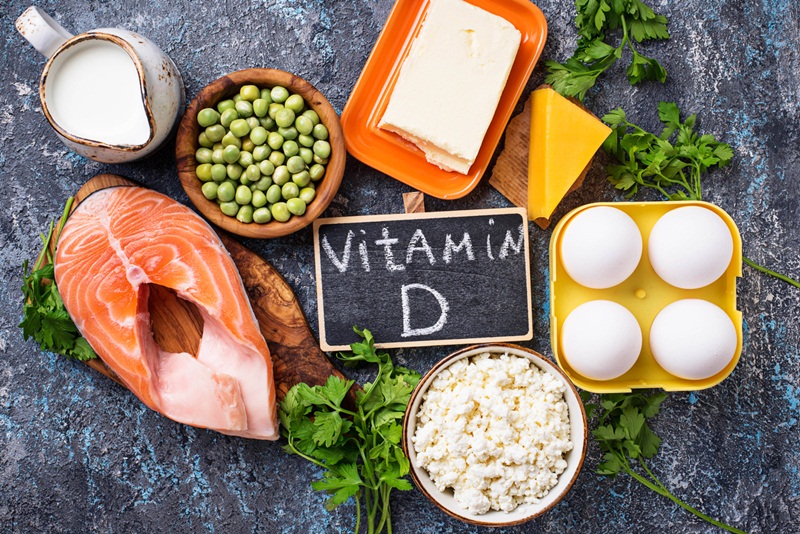 Nột nguồn cung vitamin D vô hạn là ánh nắng mặt trời. Ngoiaf ra, loại vitamin này còn được tìm thấy trong các thực phẩm như dầu cá, gan cá, lòng đỏ trứng, các loại hạt, sữa...