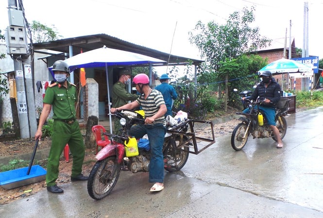 Làng Bông Hiot, huyện Đak Đoa đã lập chốt chặn hạn chế người ra vào nhằm kiểm soát không để dịch bệnh lây lan (Ảnh VTV)