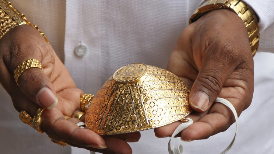 Cận cảnh chiếc khẩu trang bằng vàng chống dịch Covid-19 của doanh nhân Ấn Độ  (Ảnh: Reuters)