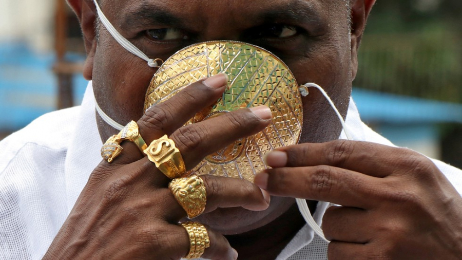 Doanh nhân này đặc biệt có sở thích đeo vàng khi ra ngoài (Ảnh: AFP)