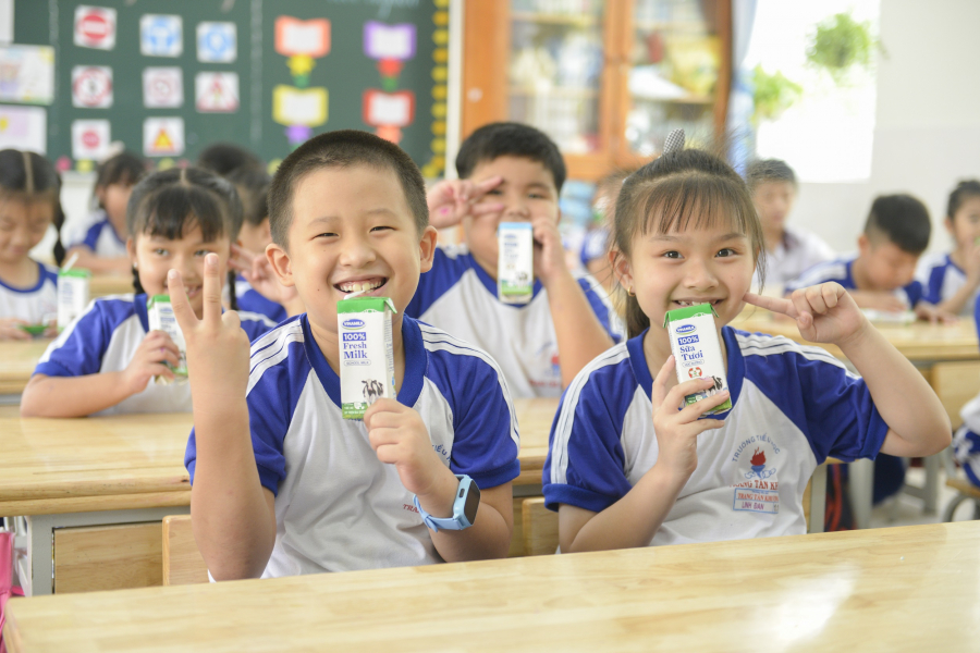 Các em học sinh trường Tiểu học Trang Tấn Khương, xã Long Thới, huyện Nhà Bè vui vẻ đón nhận những hộp sữa an toàn từ Chương trình SHĐ.