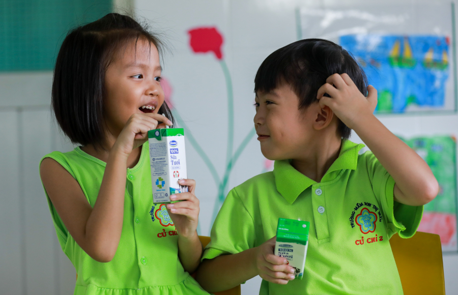 Việc uống sữa mỗi ngày khi đến lớp góp phần giúp các em có thêm năng lượng để học tập, tham gia vào các hoạt động, góp phần phát triển thể trạng một cách toàn diện.