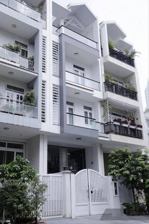 Bề ngoài ngôi nhà bề thế khang trang